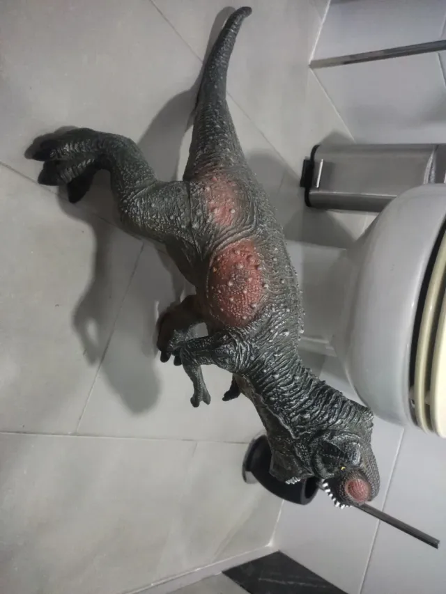 Dinosaurio de juguete grande con sonido