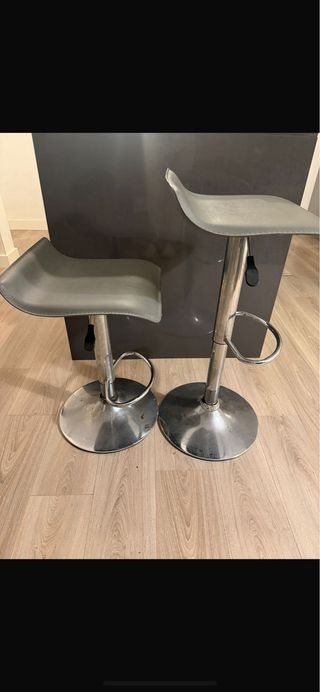 4 Taburetes Altos Grises y Plateados.