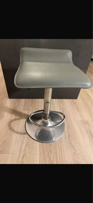 4 Taburetes Altos Grises y Plateados.