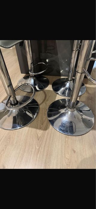 4 Taburetes Altos Grises y Plateados.