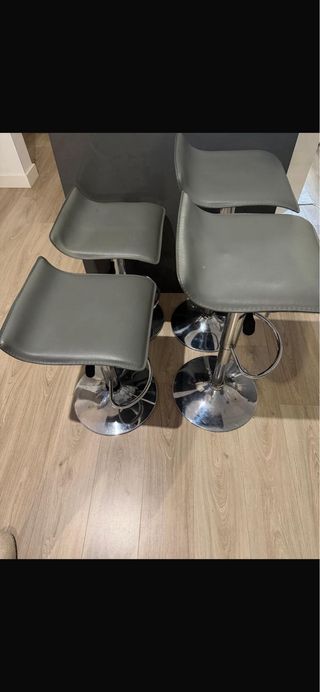 4 Taburetes Altos Grises y Plateados.