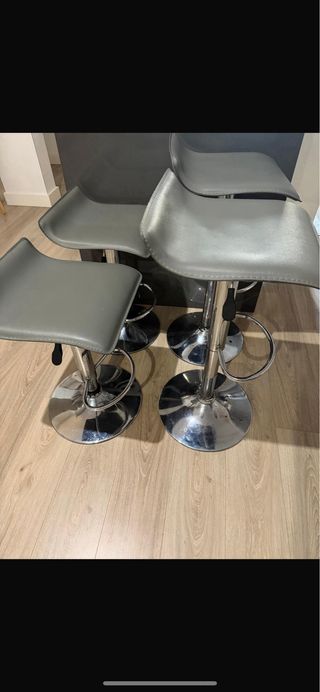 4 Taburetes Altos Grises y Plateados.