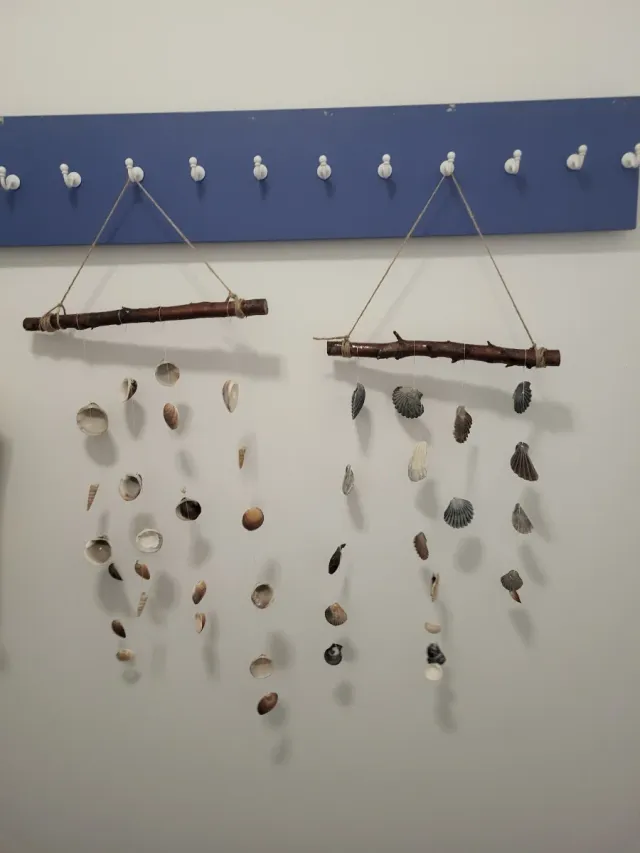 Decoração artesanal com galhos e conchas