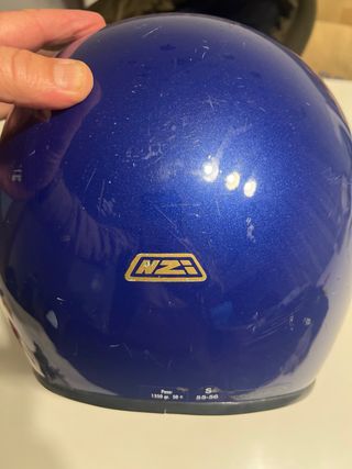 Casco de moto azul con visera