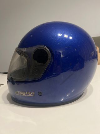 Casco de moto azul con visera