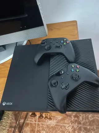 Xbox One Negra con 2 Mandos