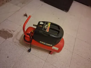 Compresor de aire rojo
