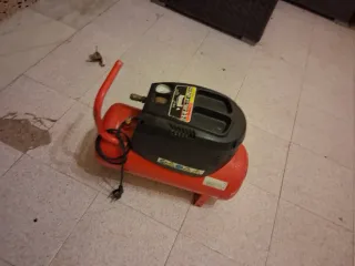 Compresor de aire rojo