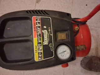 Compresor de aire rojo
