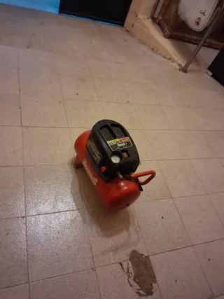 Compresor de aire rojo