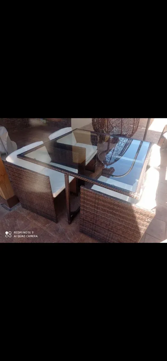 Conjunto mesa y sillas terraza ratán y cristal