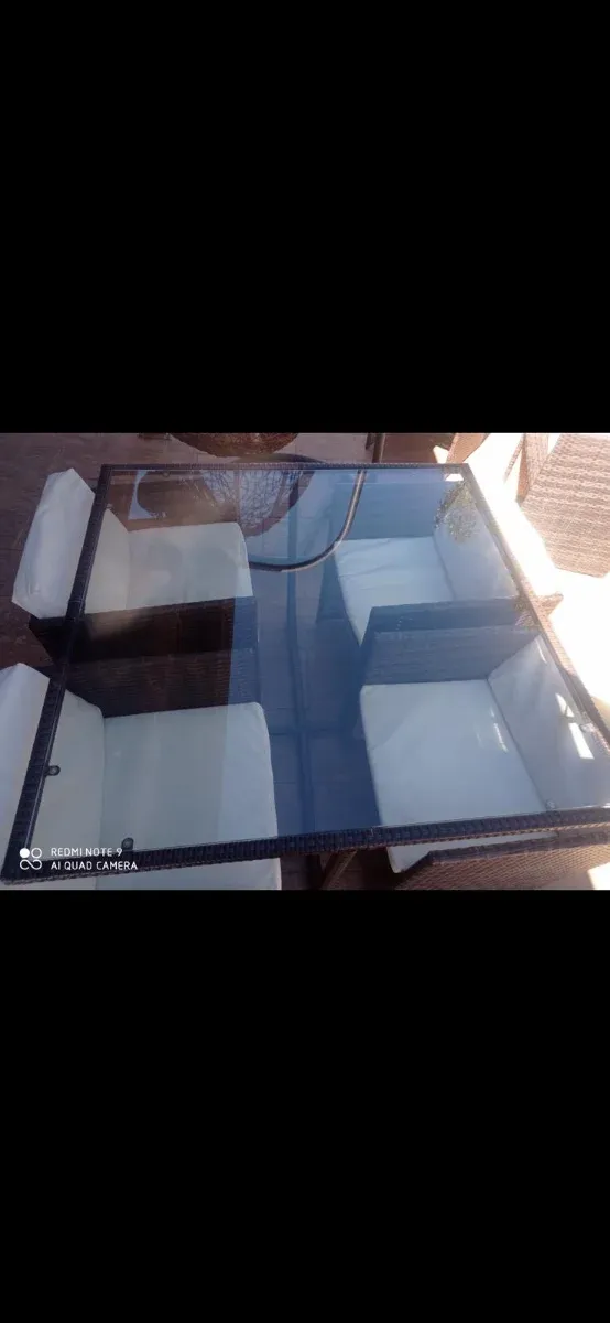 Conjunto mesa y sillas terraza ratán y cristal