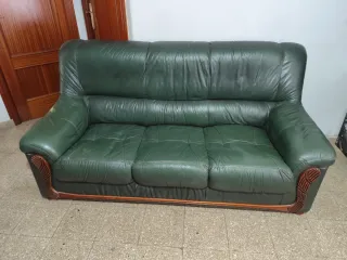 Sofá de 3 plazas de cuero verde. Venir a recoger.