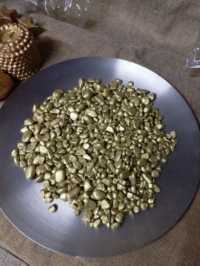 Pedras decorativas douradas