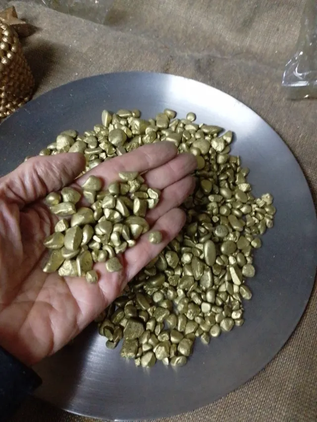 Pedras decorativas douradas