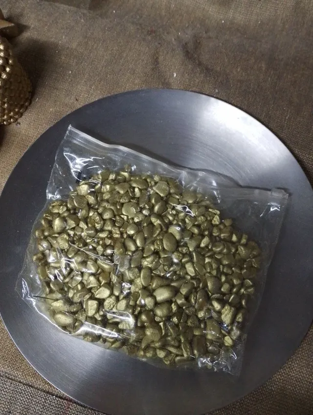 Pedras decorativas douradas