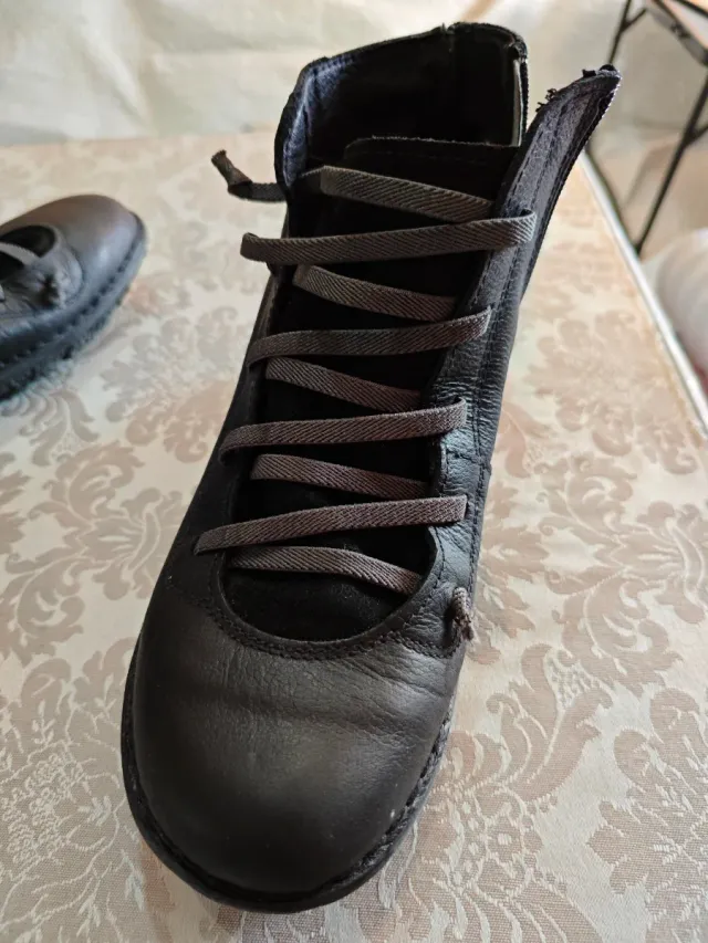 Botas de piel oscuras