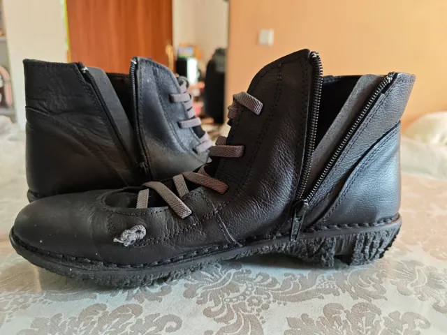 Botas de piel oscuras