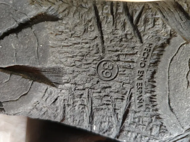 Botas de piel oscuras