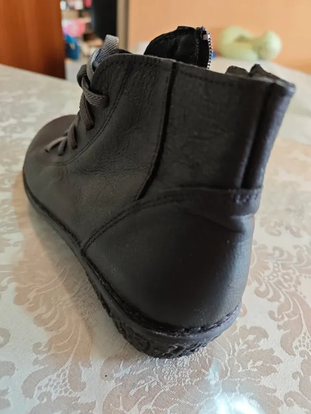 Botas de piel oscuras