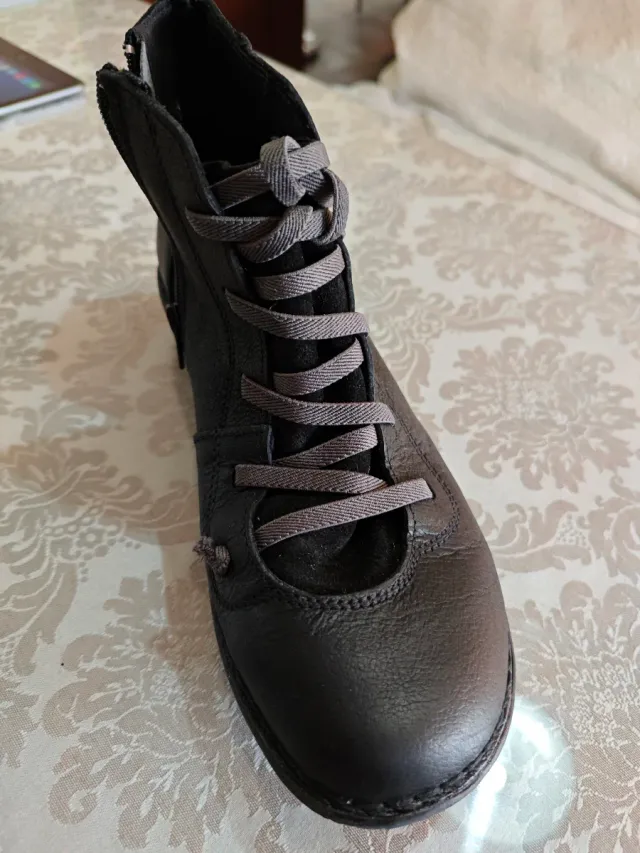 Botas de piel oscuras