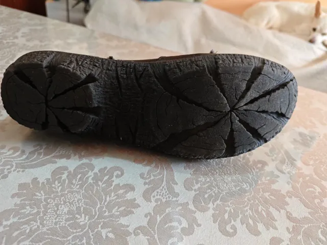 Botas de piel oscuras