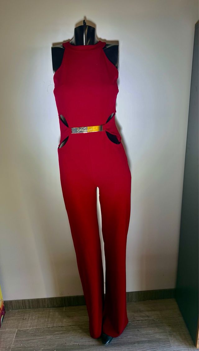 Mono rojo con detalles dorados, chaqueta a juego