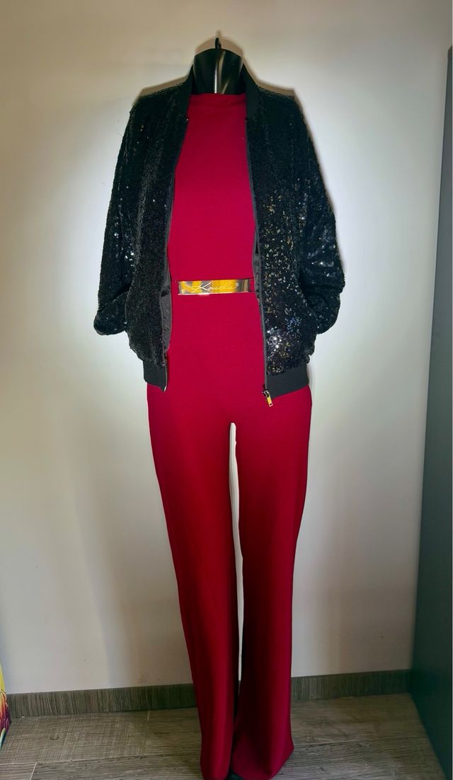 Mono rojo con detalles dorados, chaqueta a juego