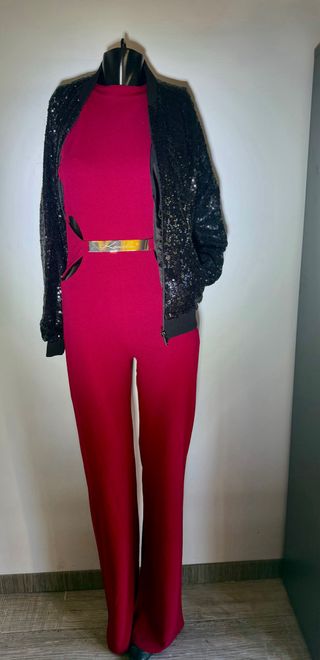 Mono rojo con detalles dorados, chaqueta a juego
