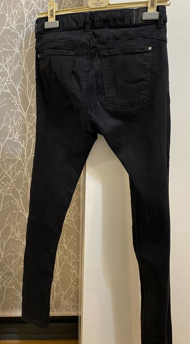 Pantalones vaqueros negros skinny chica