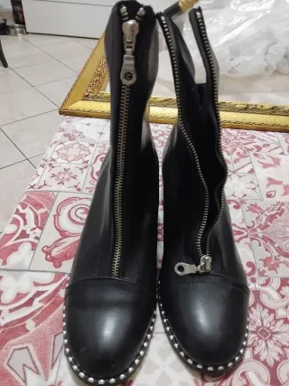 Stivaletti donna con zip e borchie