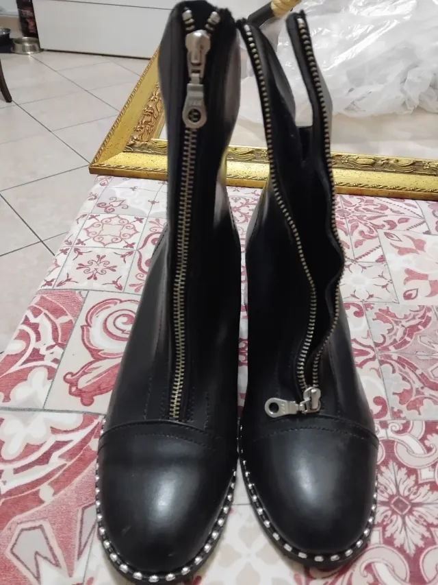 Stivaletti donna con zip e borchie