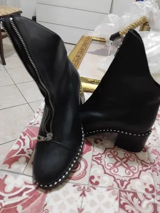 Stivaletti donna con zip e borchie