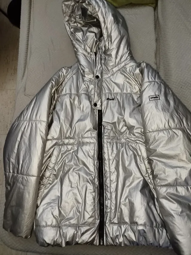 Abrigo plateado con capucha