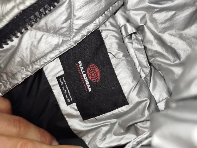 Abrigo plateado con capucha