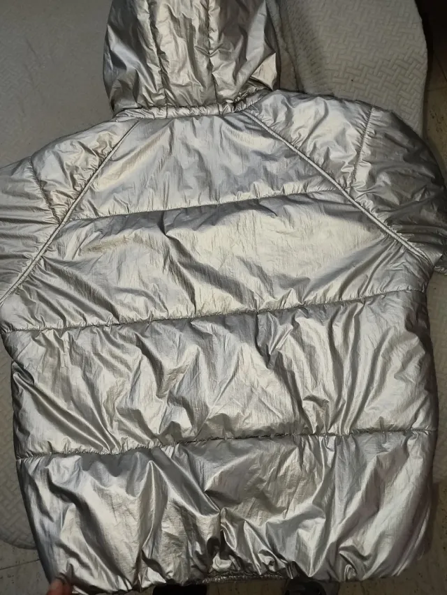 Abrigo plateado con capucha