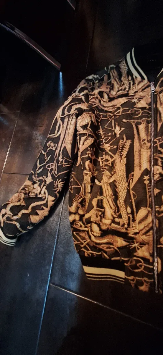 Chaqueta Zara Estampada Negra y Dorada