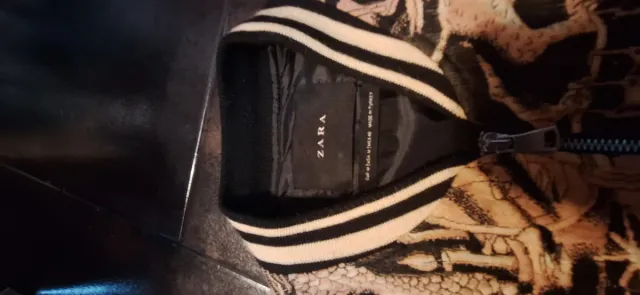 Chaqueta Zara Estampada Negra y Dorada