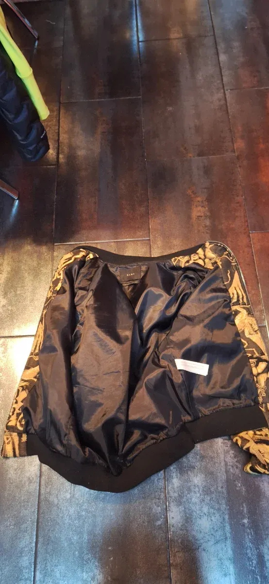 Chaqueta Zara Estampada Negra y Dorada