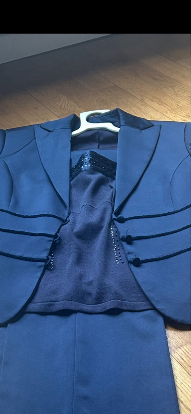 Traje chaqueta y pantalón azulón con top
