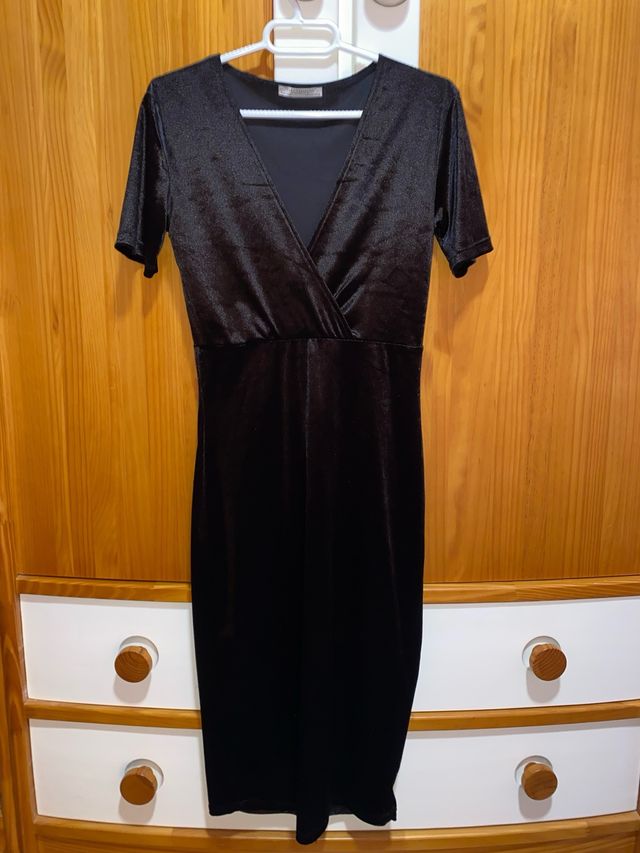 Vestido terciopelo midi negro de Zara