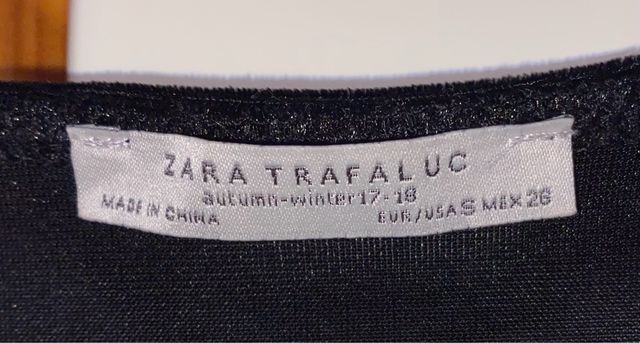 Vestido terciopelo midi negro de Zara