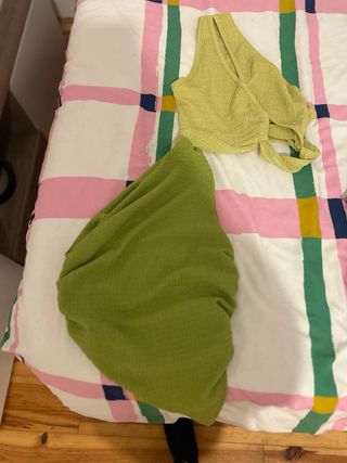 TOPS 2 verdes y uno marrón- SHEIN 1 gris-Pull&Bear