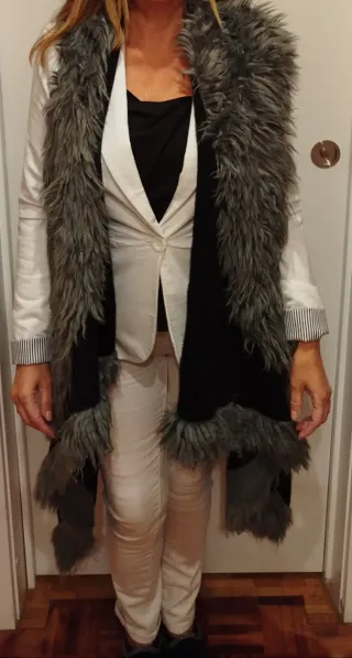 Chaleco de pelo gris y negro