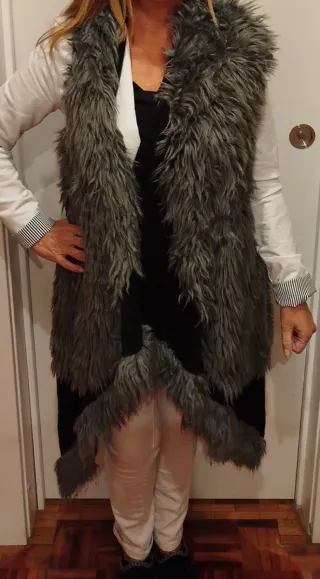Chaleco de pelo gris y negro