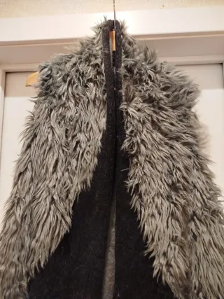 Chaleco de pelo gris y negro