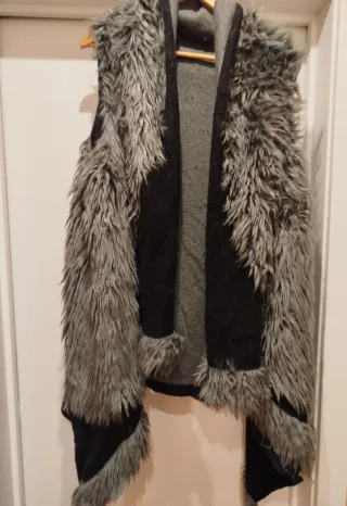 Chaleco de pelo gris y negro