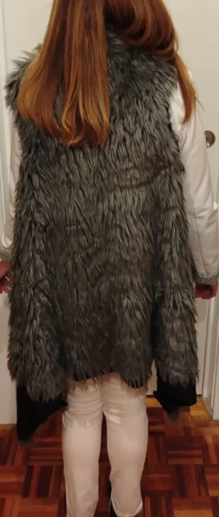 Chaleco de pelo gris y negro