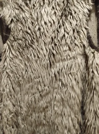 Chaleco de pelo gris y negro