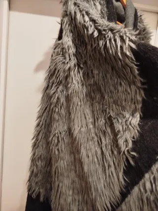 Chaleco de pelo gris y negro